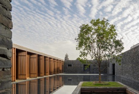 Tsingpu Yangzhou Retreat. Brick Award 22 Category "Building outside the box". neri & hu design and research office. Courtyard view