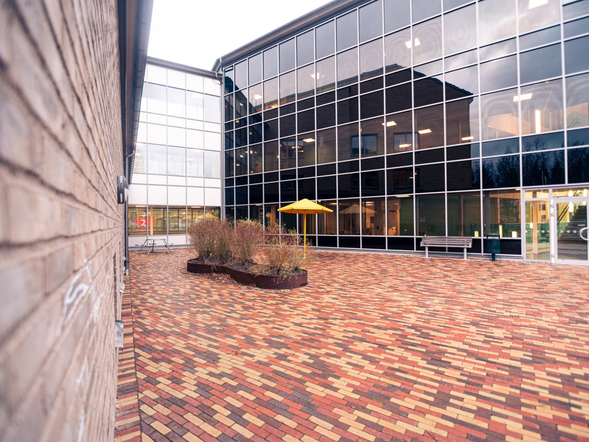 Fasad- och marktegel: EW0459 Gul Nuansert - EW0450 Järn - EW0449 Kol - Brons DF - Rood DF - Olivia DF | Vallastadens Skola, Linköping