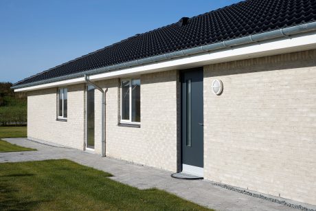Single family house in Jaegerspris, Facing Brick W 109 Hvid Marmor