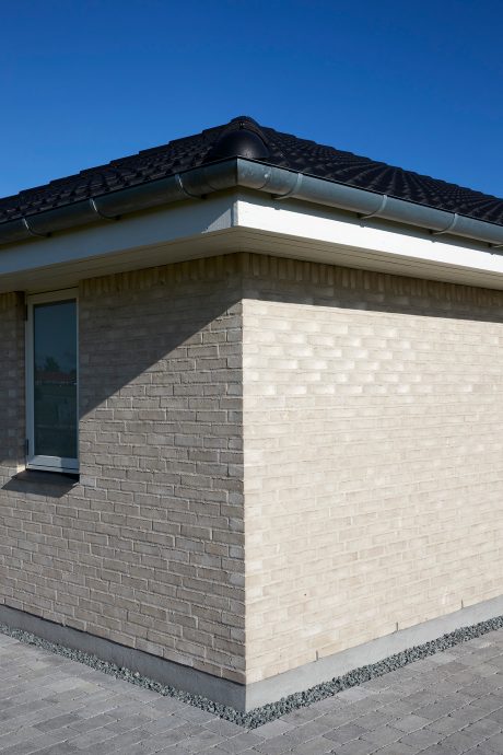 Single family house in Jaegerspris, Facing Brick W 109 Hvid Marmor