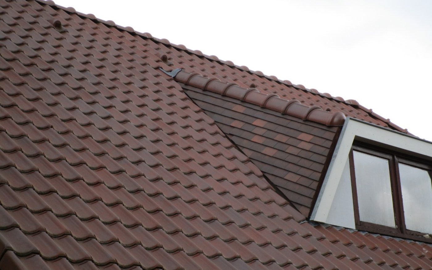 VHV rustiek engobe. Dakrenovatie woning, Koudhoorn, Putten. Handelaar VNB Haringsma, Soest. juni 2015. Overige informatie onbekend.