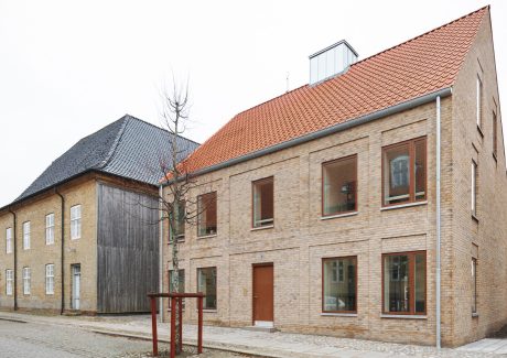 Den Gamle Skole, Messing