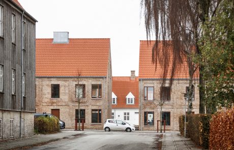 Den gamle skole, Messing