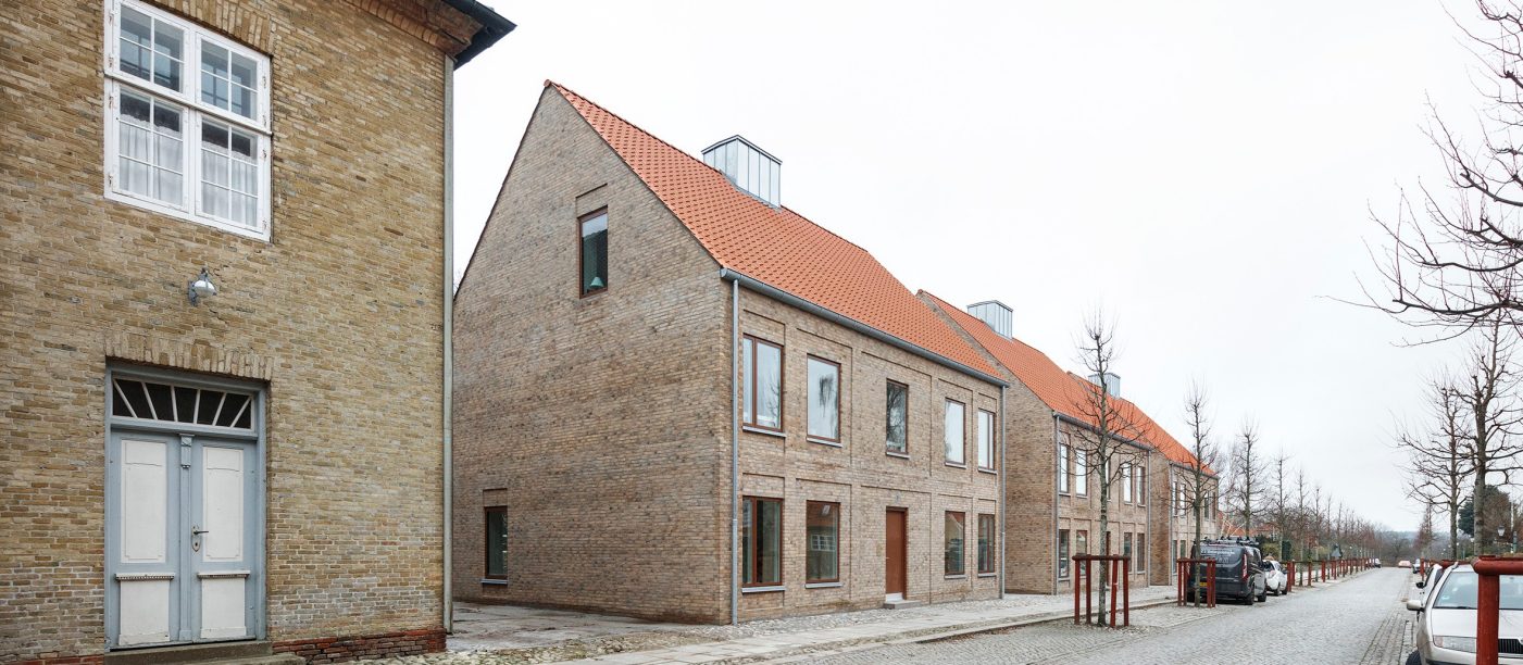 Den gamle skole, Messing