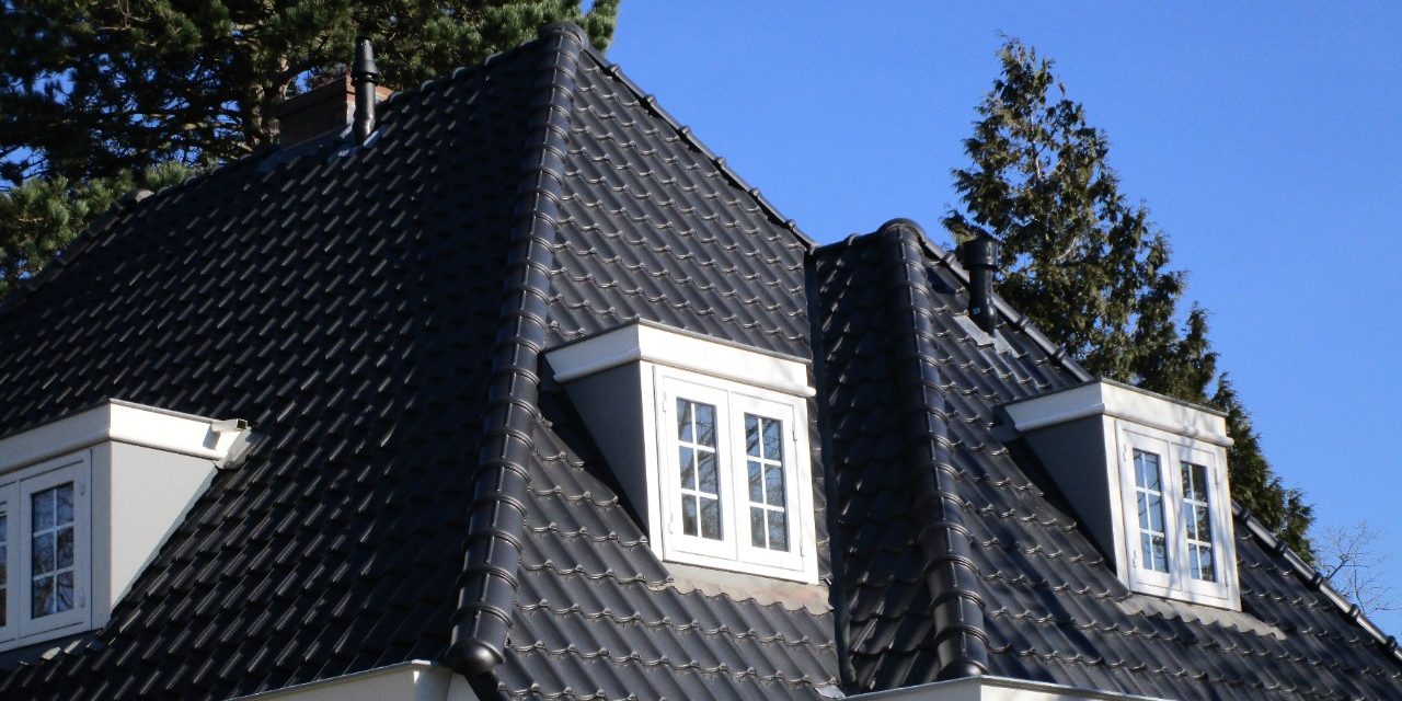 VHV Natuurrood+ 652, VHV Rustiek Engobe 872 and VHV Blauw Gesmoord Zwart Satinet 746 | Roof Renovation 47 Houses | Schultzlaan, Bloemendaal | Contractor: Intersell, Amsterdam | Completion Date: 2017-01-01
