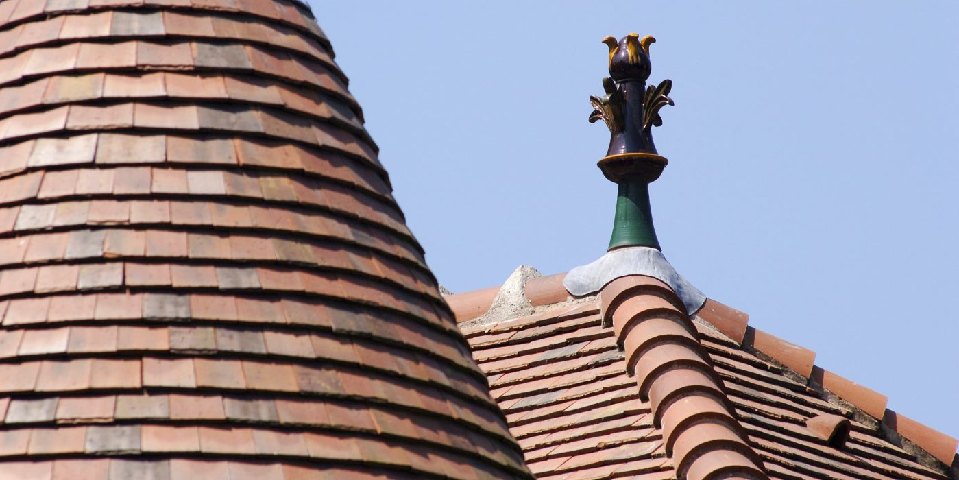 Situé sur le domaine de Valgenceuse, le château datant du XVIIIe siècle est construit en style néo-classique.  Le château, l'orangerie et le reste du parc fait l’objet d’une inscription au titre des monuments historiques depuis le 27 février 1992. La toiture est composée de tuiles Aléonard Patrimoine et Pontigny 16 x 27 Noir de vigne, Rouge de mars, Vert de lichen, Brun flammé et Vieilli naturel.