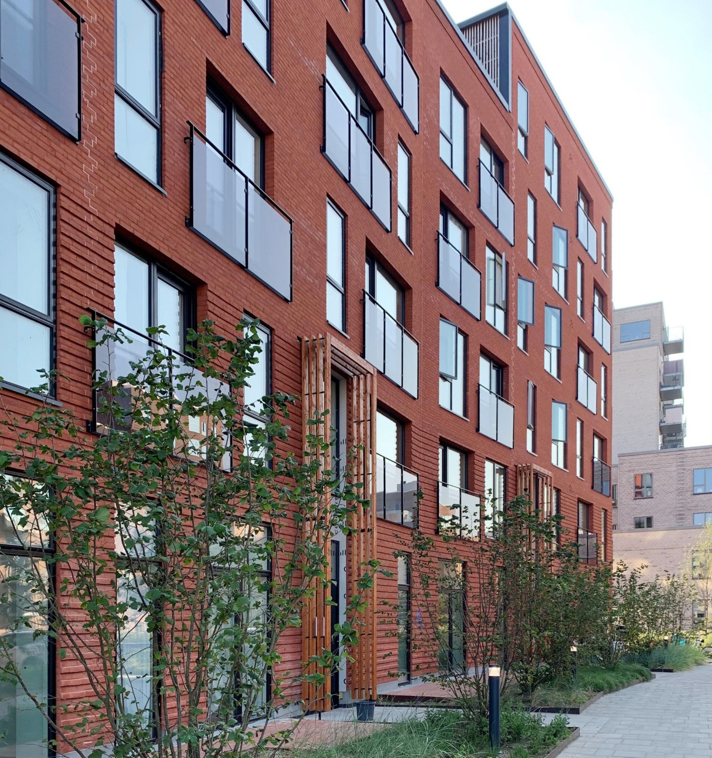 Bostäder med fasadtegel och moderna arkitektoniska detaljer