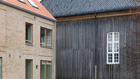 Den Gamle Skole, Messing