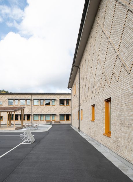 Fasadtegel: EW2438 White Bison | Västerbergssskolan, Mölndal