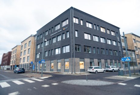 Fasad- och marktegel: EW0459 Gul Nuansert - EW0450 Järn - EW0449 Kol - Brons DF - Rood DF - Olivia DF | Vallastadens Skola, Linköping