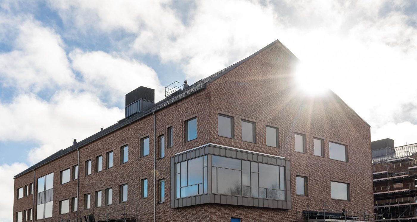 Fasadtegel: EW2294 Terracotta Coal LESS | Tröingeskolan