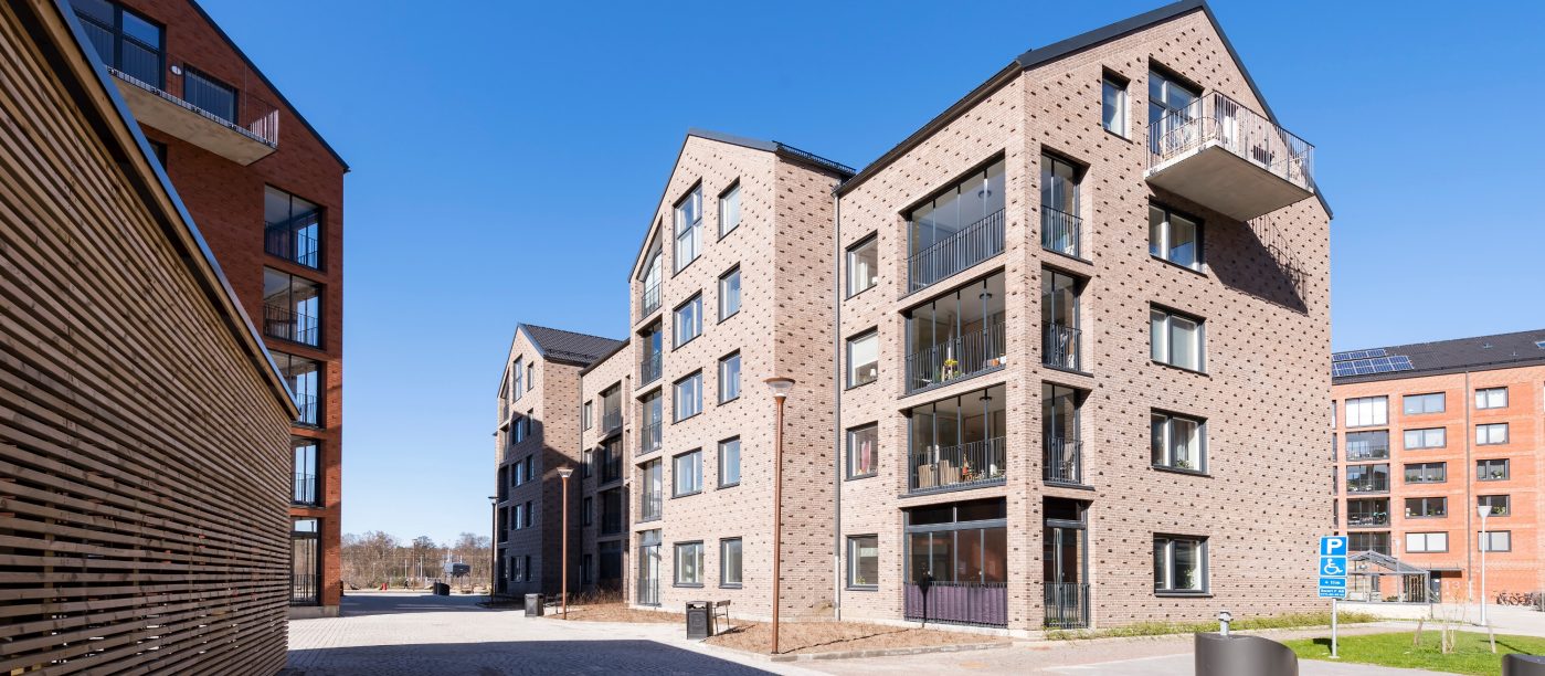 Fasadtegel: EW0109 Hvid Marmor - EW0447 Flint - EW0454 Sort Onyx - EW0465 Rød nuancered | Saftstationen, Sverige