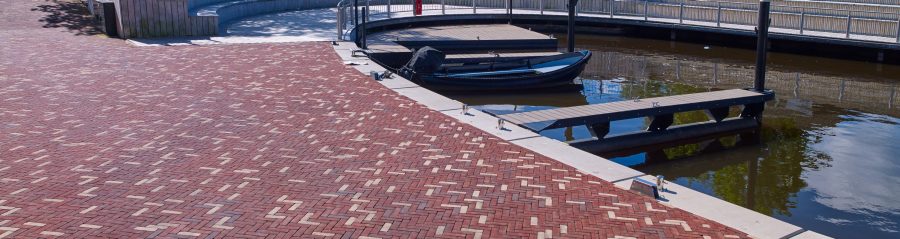 Inspire! 01-2019 project Jachthaven, Steenbergen. Client: township Steenbergen. Design/Architect: Kragten, 's-Hertogenbosch. Contractor: KWS Infra, Roosendaal; Aquavia, Sas van Gent. Year of completion: 2016. Pavers: Padova KK80, Mix: Padova and Siena DF