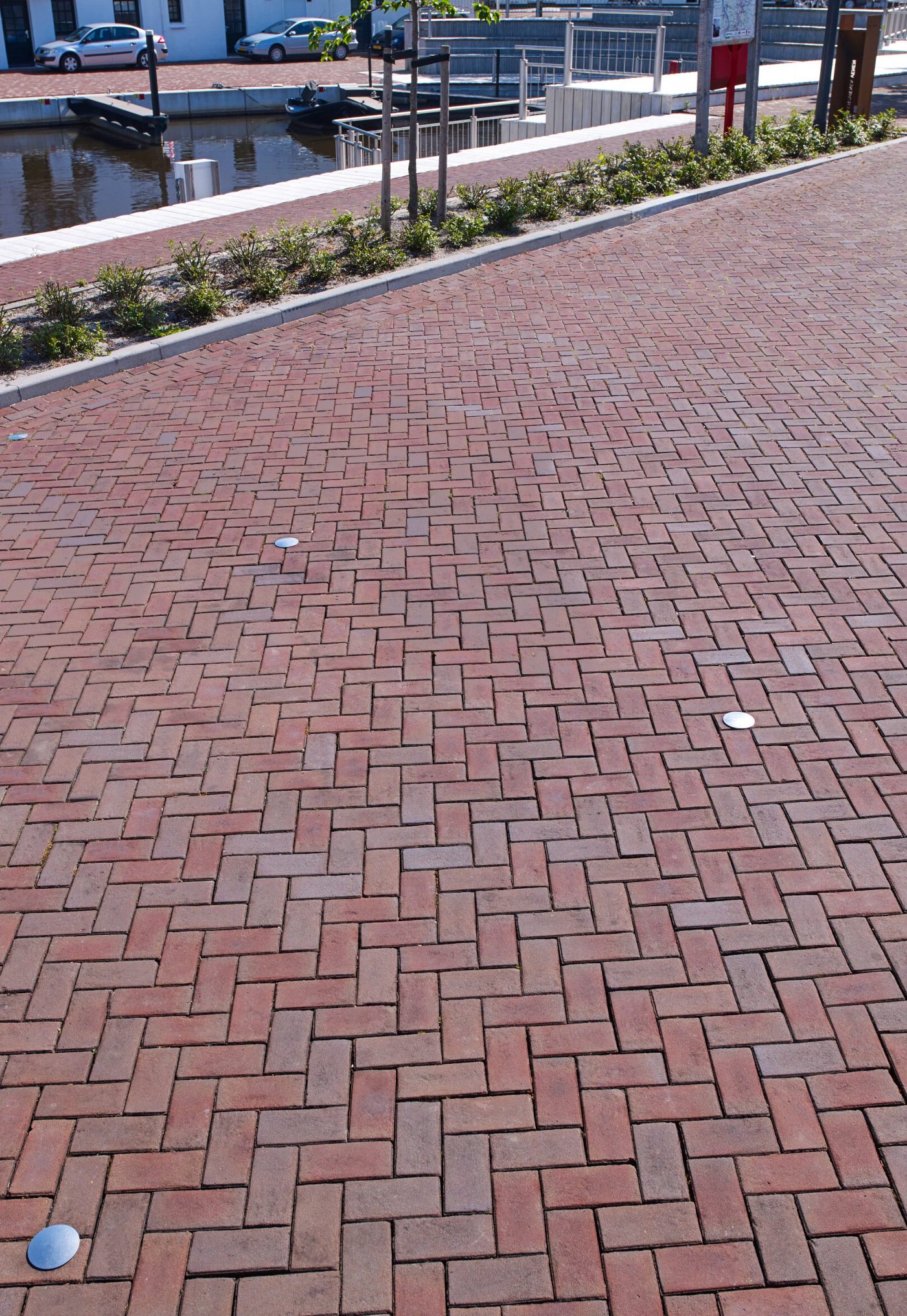 Inspire! 01-2019 project Jachthaven, Steenbergen. Client: township Steenbergen. Design/Architect: Kragten, 's-Hertogenbosch. Contractor: KWS Infra, Roosendaal; Aquavia, Sas van Gent. Year of completion: 2016. Pavers: Padova KK80, Mix: Padova and Siena DF