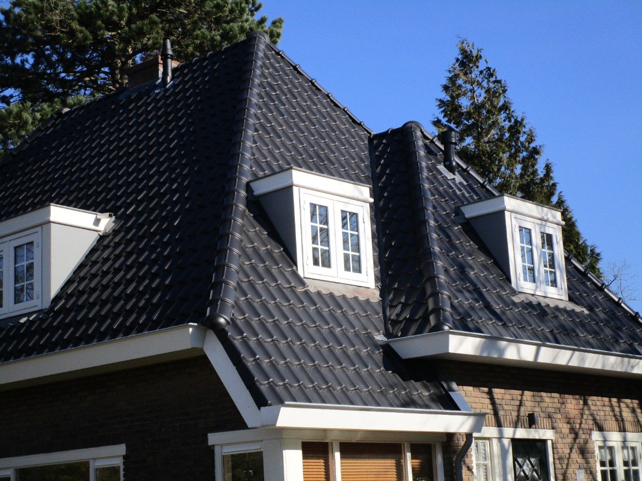 VHV Natuurrood+ 652, VHV Rustiek Engobe 872 and VHV Blauw Gesmoord Zwart Satinet 746 | Roof Renovation 47 Houses | Schultzlaan, Bloemendaal | Contractor: Intersell, Amsterdam | Completion Date: 2017-01-01