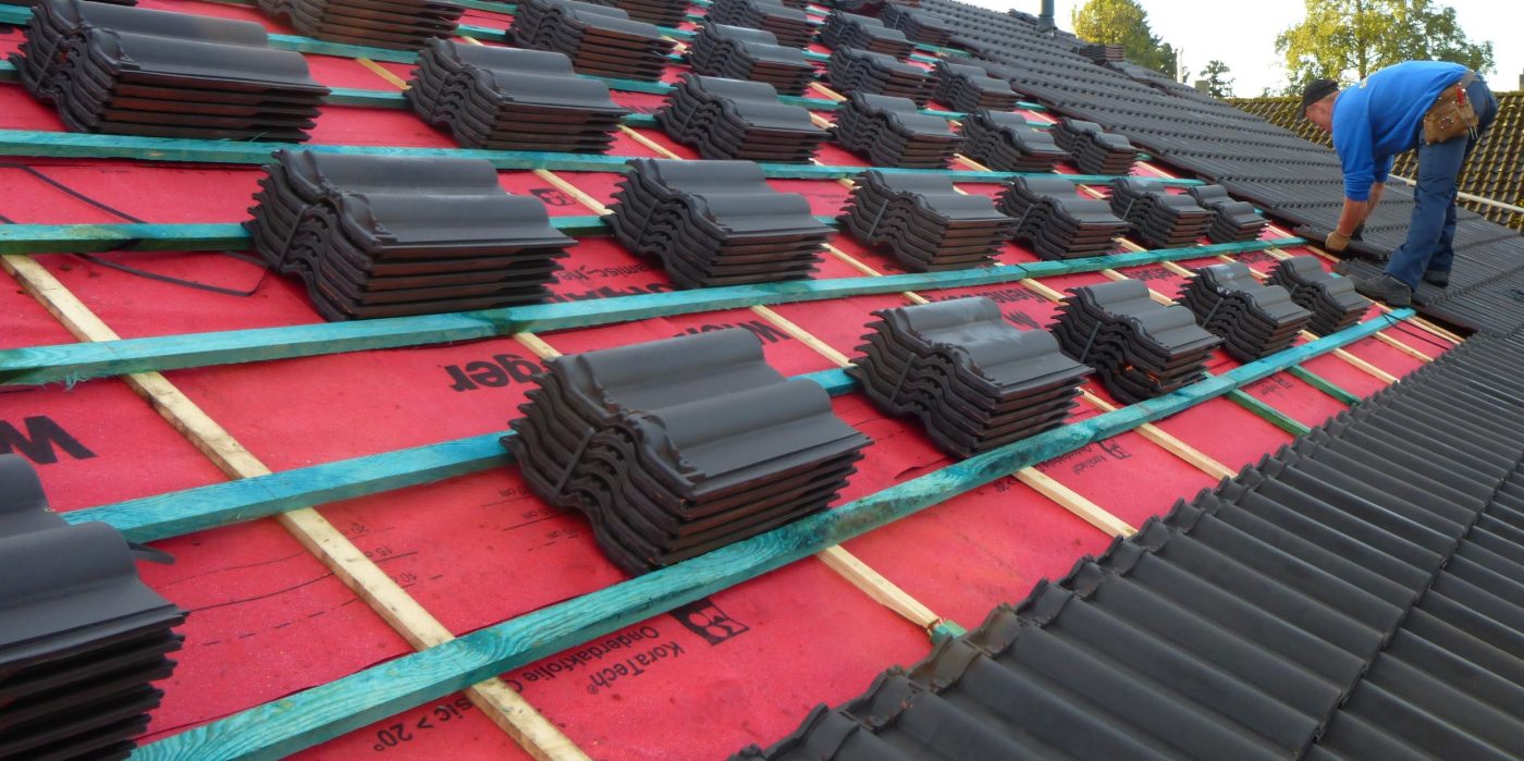 Koramic roof accessories: underroof foil project Well. Three kinds: Premium 2S, Classic Super 2S with dubble sticking strip and Classic. Non-ceramic products:  top-and cornertwill finish, underroof foil, pan hooks, connections, confirmation roof tiles, roofend finish and Koraflex Plus. Non-ceramic products for a technical and aesthetic finish. Rainproof and ventilation possible. Technically and aesthetically pleasing roof finish at support details, cutting lines and vents.